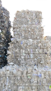 出售餐盒压块，现货七八吨，月供二三十吨