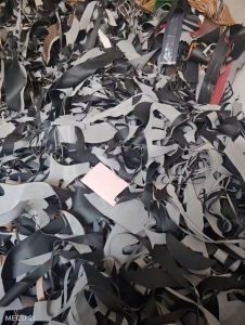 长期出售PVC箱包革废料，PVC袖套边料