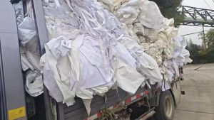 长期出售垃圾废丝，垃圾废布，开花厂，造粒厂挑出来不要的下脚料，江苏盛泽跟浙江湖州都有货