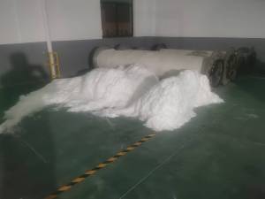 长期出售白色的涤纶丝，化纤丝，涤纶干丝