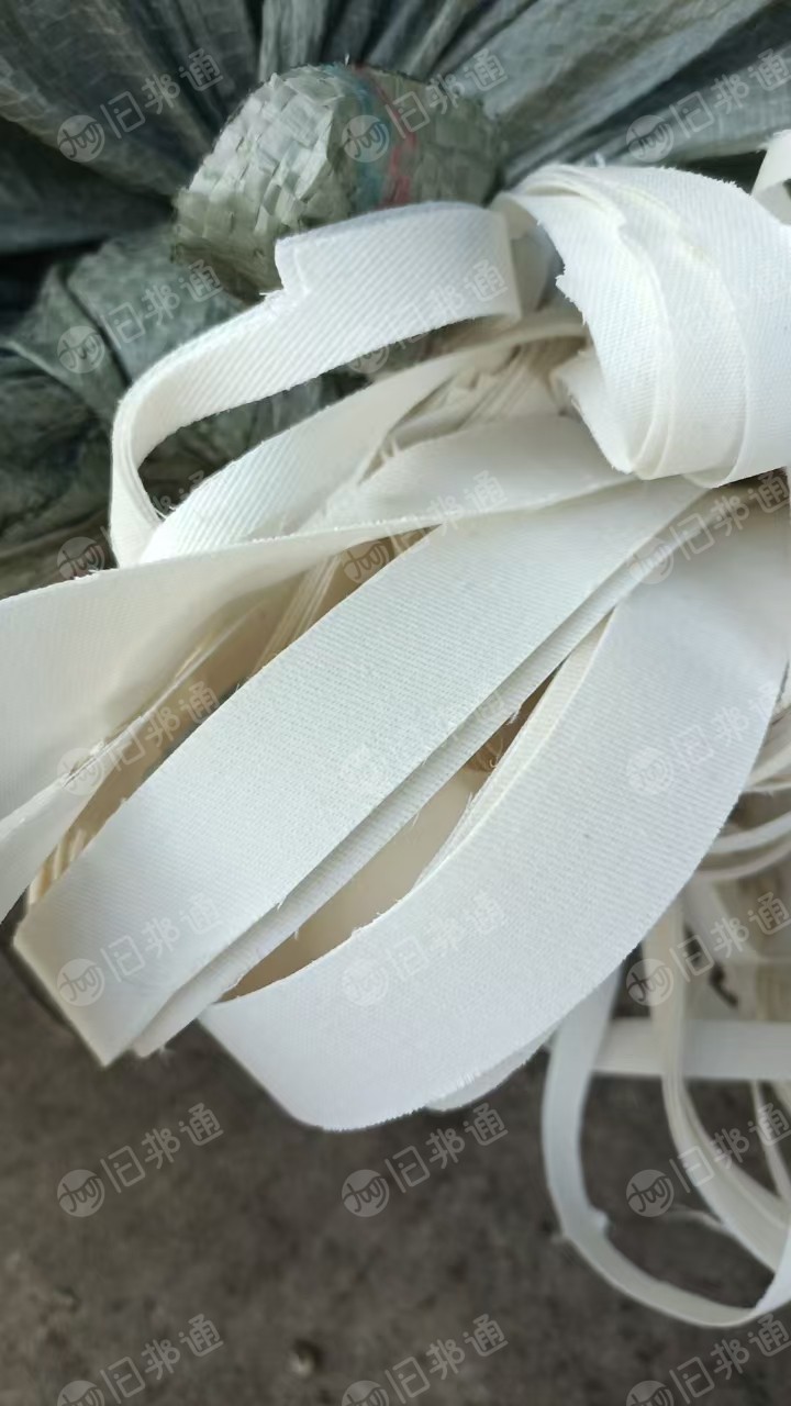 长期出售箱包厂下来的碎布,带一层胶,每个月几十吨,货在安徽阜阳