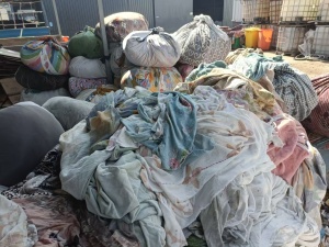 长期出售涤纶轻浆绒布，拉丝布，可以造粒用，9米6一车，货在江苏苏州