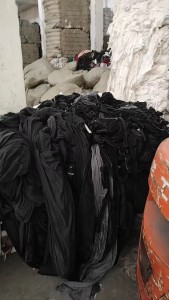 长期出售针织黑色涤纶废布，造粒布，货在浙江绍兴