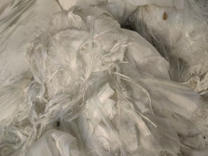 长期大量出售白色的涤纶废丝，涤纶工业丝，现货七十吨