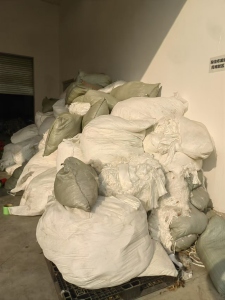 长期大量出售白色的涤纶废布，涤纶布条，涤纶边角料，现货七十吨左右