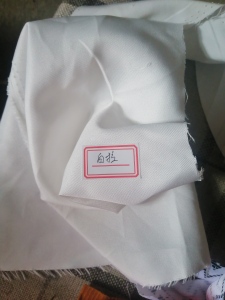 长期出售白色的涤纶拉丝料，涤纶废布，涤纶边角料，现货7.8吨