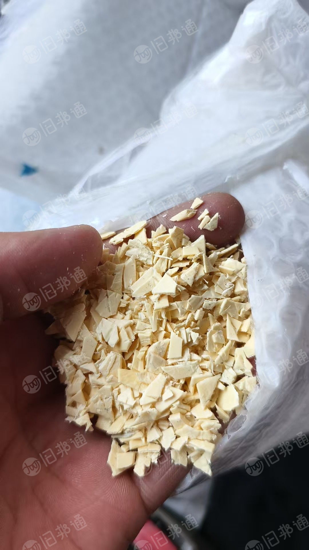 出售阻燃pe高压破碎料,高档地板保护层破碎料,月供100吨