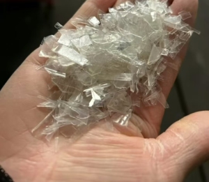 长期出售透明丙破碎料，涂料桶破碎料等