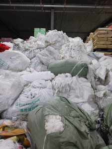 长期出售涤纶无纺布，无纺布边角料，不带浆，现货七八吨