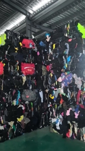 出售旧衣服黑料，下脚料，燃烧料，压包好的，货在河南郑州