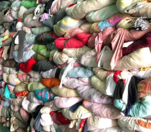 长期出售旧衣服黑料，下脚料，燃烧料，月供9.6米一车，货在浙江金华