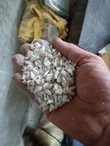 长期出售abs汽车内饰板材破碎料,黑色白色都有,现货10吨左右
