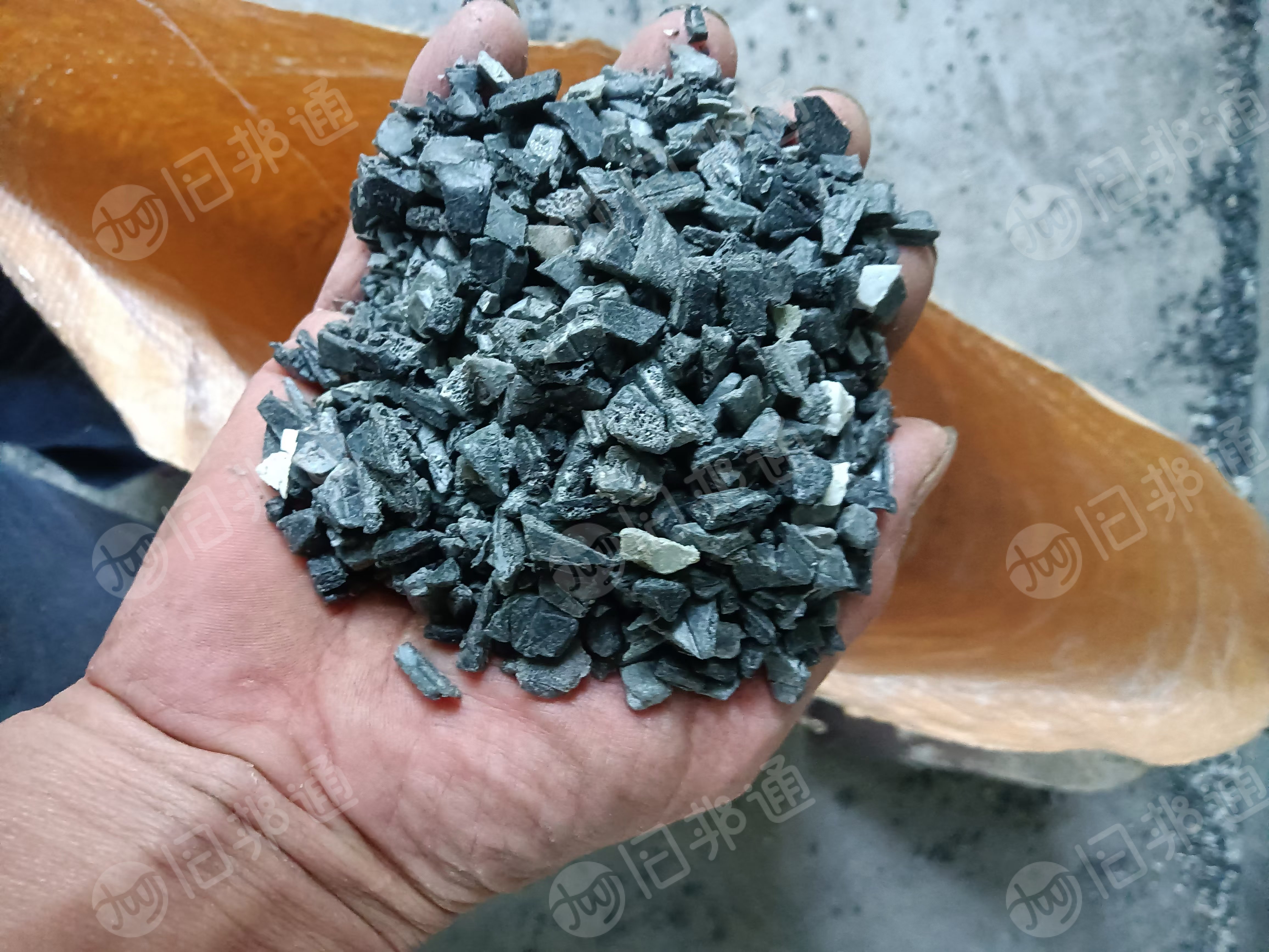 长期出售abs汽车内饰板材破碎料,黑色白色都有,现货10吨左右
