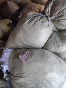 长期出售白的涤纶废布，涤纶碎布，现货有五六吨，货在河南焦作