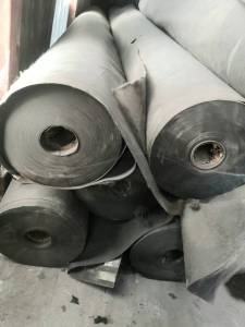 长期出售pet复合无纺布，卷材无纺布，无纺布卷材，现货十吨左右，宽度5.2，克重148克