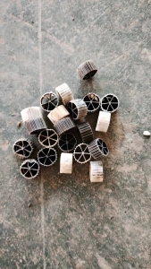 长期大量求购PE污水处理球破碎料，PE过滤球破碎料