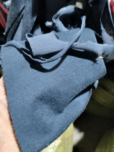 出售老蓝色的涤棉开花料，涤棉废布，没带氨纶，现货40吨左右