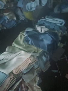 长期出售涤纶窗帘布，涤纶窗帘废布，涤纶废布，涤纶边角料，现货20多吨，月供60吨左右