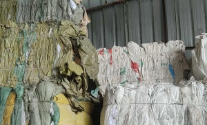 长期出售水洗编织袋毛料，有杂色，纯白