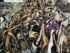 大量出售汽车内饰料，燃烧料，黑料，现货300吨左右