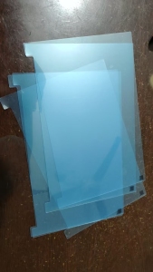 出售电子厂下来的显示屏无胶PET蓝膜，有三层，可分离，现货快20吨左右