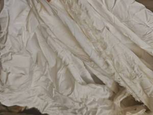 出售白色的纯涤纶废布，涤纶边角料，现货30吨左右