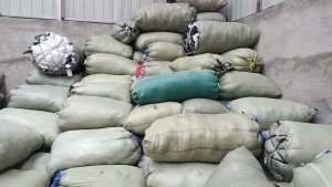 长期出售杂色涤纶拉丝布，涤纶废布，涤纶边角料