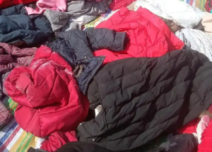出售旧羽绒服，羽绒服，现货有一吨左右，货在安徽滁州