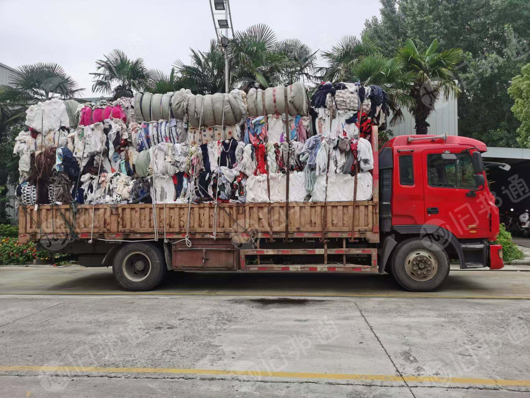 长期大量出售涤纶废布，都是家纺厂下来法兰绒，牛奶绒废布，月供200吨左右，货在江苏江阴