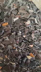 长期出售PVC箱包革破碎料