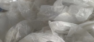 出售电池厂下来的高压膜废料，有含电池粉，现货十来吨，其中干造一两吨，其他都是水洗