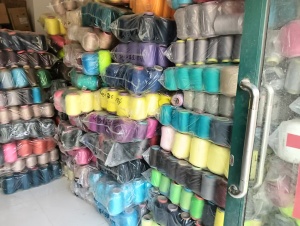 长期回收环锭纺下来的有颜色的涤棉手套纱，涤棉纱线，月需8吨左右，厂在山东临沂