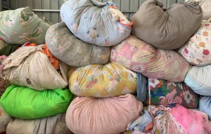 长期出售分拣货，冬装10-20吨，大白2-3吨，黑料20吨左右，厂在江西上饶