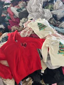 长期出售出口送检的全新A货衣服，现货20多吨，货在山东临沂