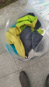 出售羽绒服目前有一吨多，厂在四川巴中