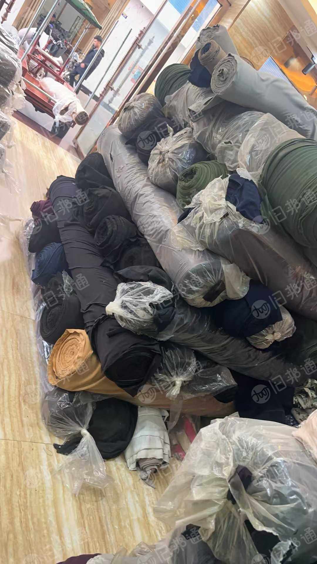 处理一批库存涤纶牛奶丝,仿皮,做皮裤下来的,近3吨,广东广州海珠