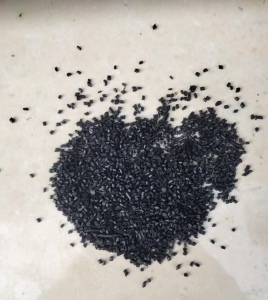 出售汽车棚顶料做的尼龙颗粒,含eva 少量化纤, 70%尼龙料, 冲压40左右,现货 25吨