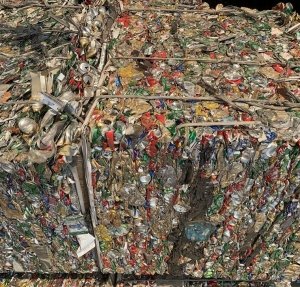 出售铝易拉罐压块，一个包400公斤左右