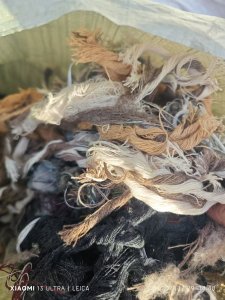 长期出售羊毛下脚料和羊绒下脚料,围巾厂下来的,每月5吨以上,可以试样,货在内蒙古呼和浩特