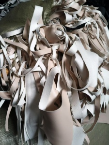 长期出售手袋厂下来的pvc革，现货16吨左右