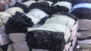 长期出售纺织厂下来的毛毛料，废毛，一个月20吨左右