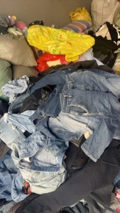 长期出售旧衣服黑料，旧衣服，现货五六吨，月供9.6米一车