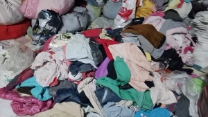 长期出售旧衣服黑料，旧衣服，黑料，现货7吨左右