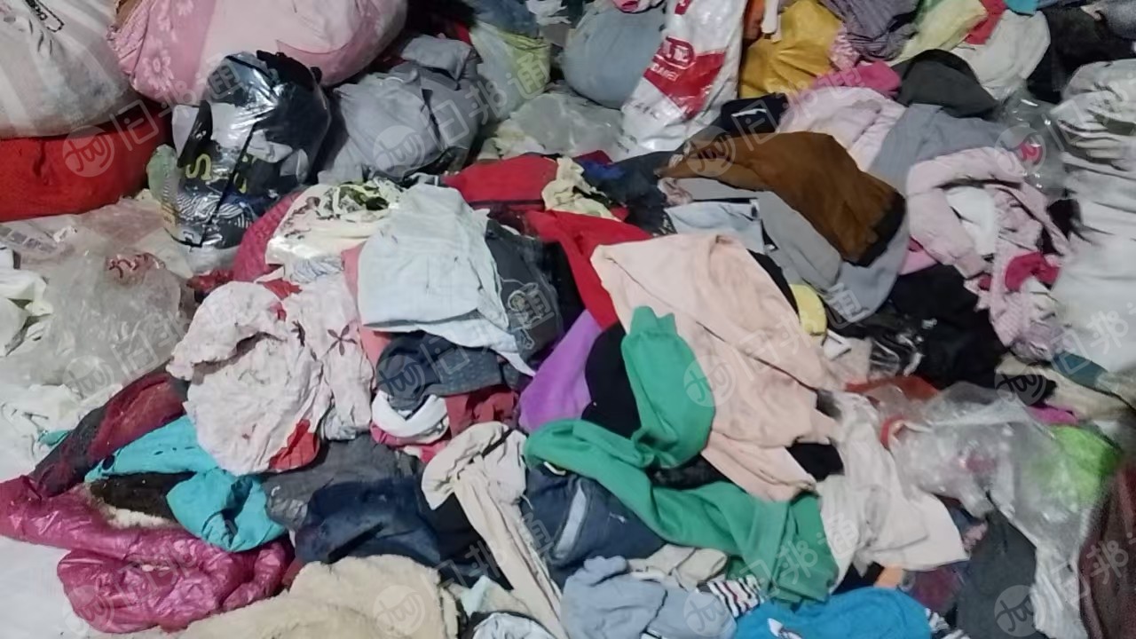 长期出售旧衣服黑料，旧衣服，黑料，现货7吨左右