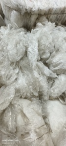 出售纺织厂下来的高压膜废料，可能会有些灰尘，月供一百吨左右，干造低压膜也有