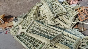 长期出售酒盒植绒边料，pvc破碎料，现货16吨左右