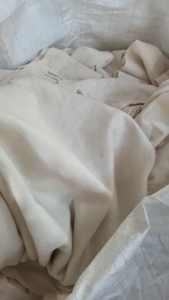 江苏无锡长期出售涤纶废布,氨纶废布,染厂下来的大块料,造粒布。