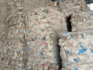 大量收购纸塑分离的牛皮纸破碎料