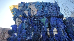 出售大小蓝桶压包料，现货十吨左右