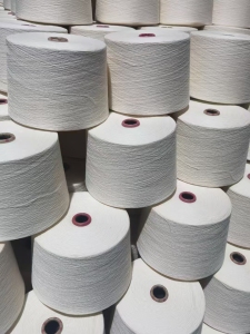 出售环锭纺纯涤纶大化纱，8-10-12-16-21支纱，单股，货在山东临沂